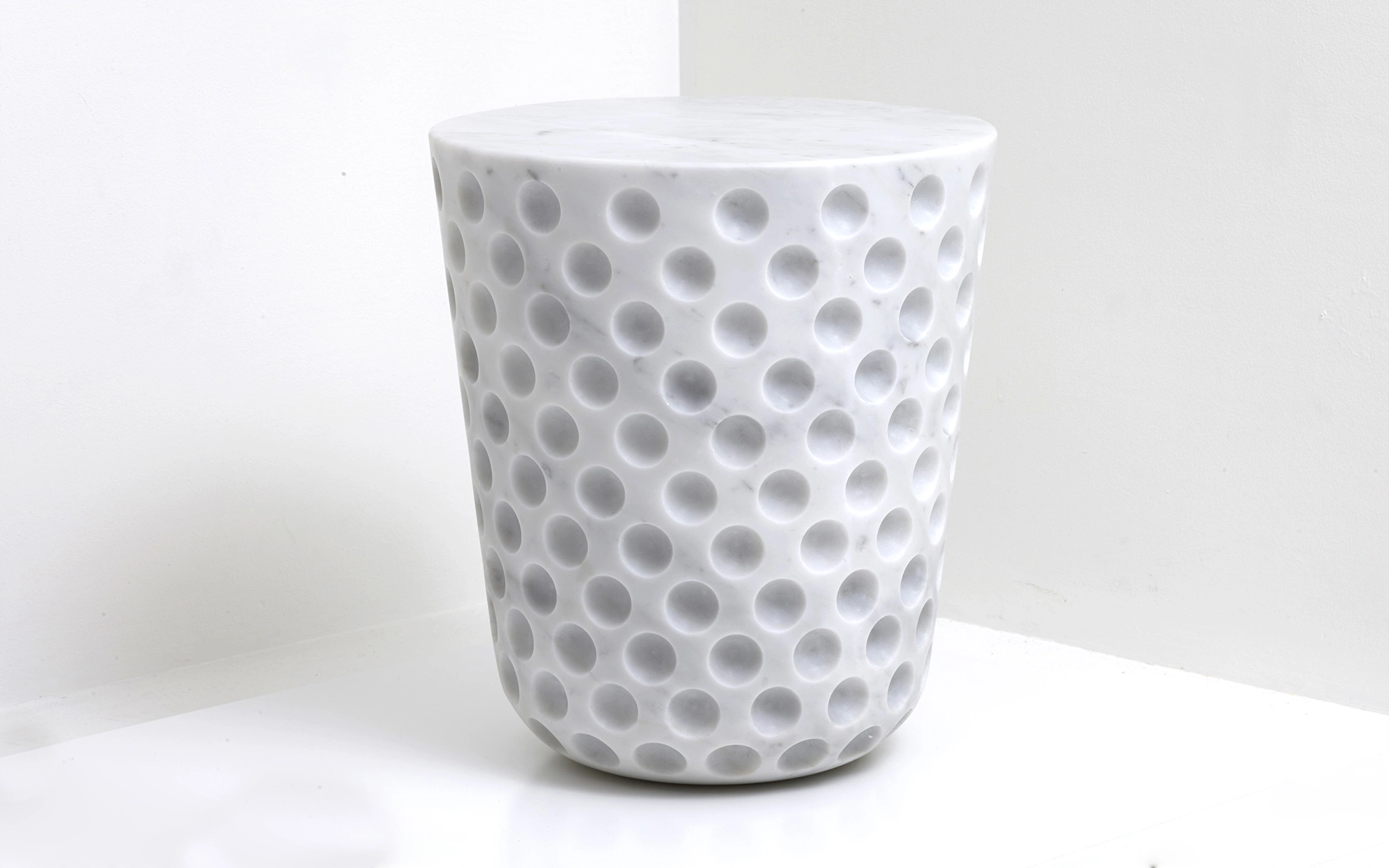 Game On Side Table - White Marble - Jaime Hayon - Art and Drawing - Galerie kreo