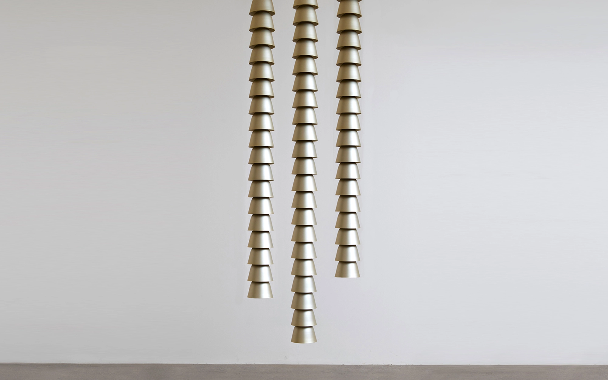 Chaînes Metal Champagne Triple - Ronan & Erwan Bouroullec - Vase - Galerie kreo