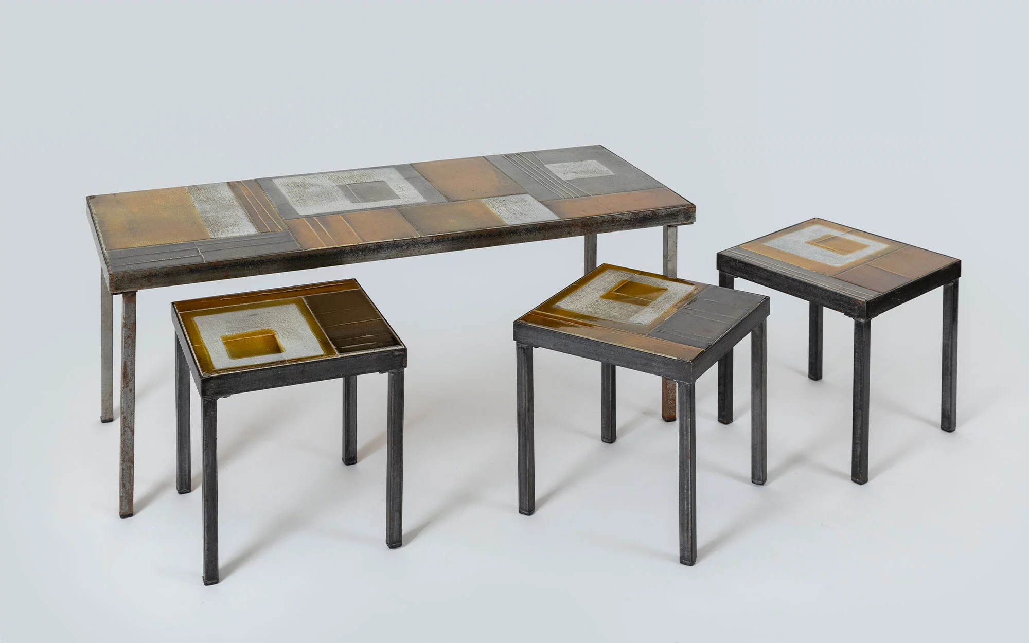 Geometrical, Set of 1 coffee table & 3 side tables - Roger Capron - Coffee table - Galerie kreo