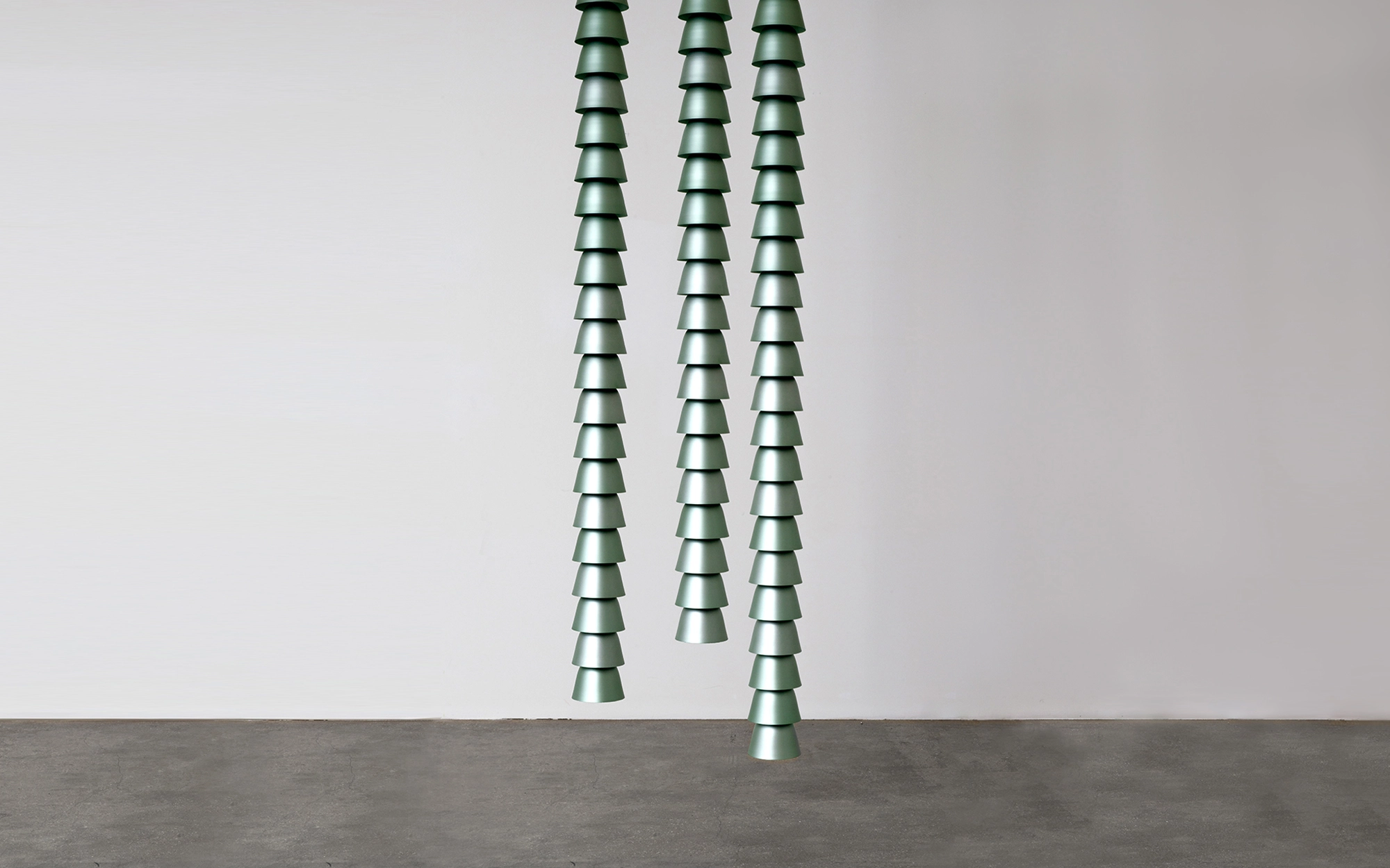 Chaînes Metal Green Triple - Ronan & Erwan Bouroullec - Pendant light - Galerie kreo