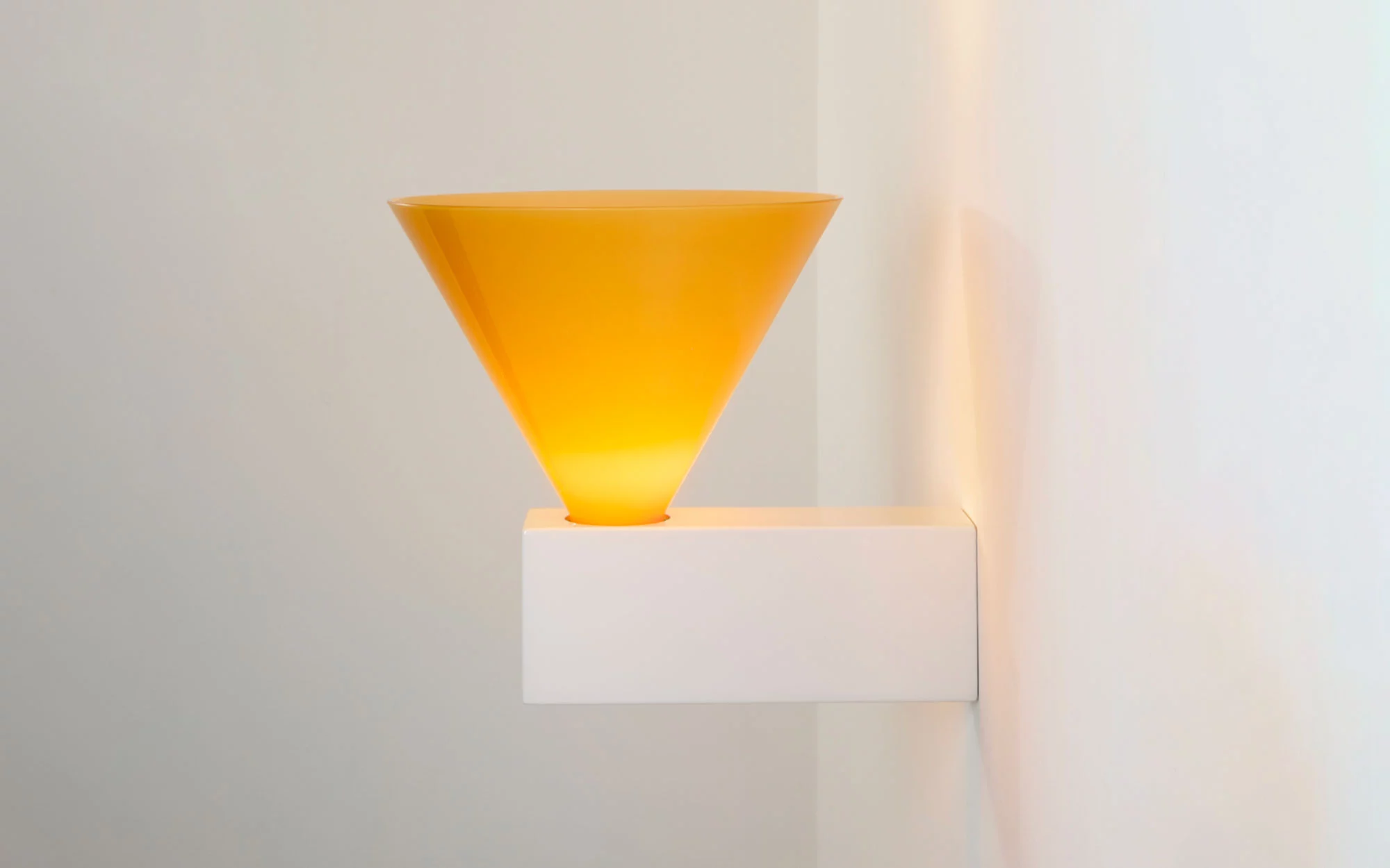 Signal W POLYCHROMATIC - Edward Barber and Jay Osgerby - Wall light - Galerie kreo