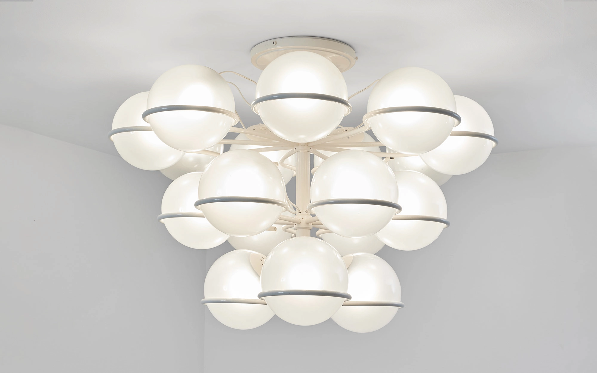 2042/18 (white) - Gino Sarfatti - Ceiling light - Galerie kreo