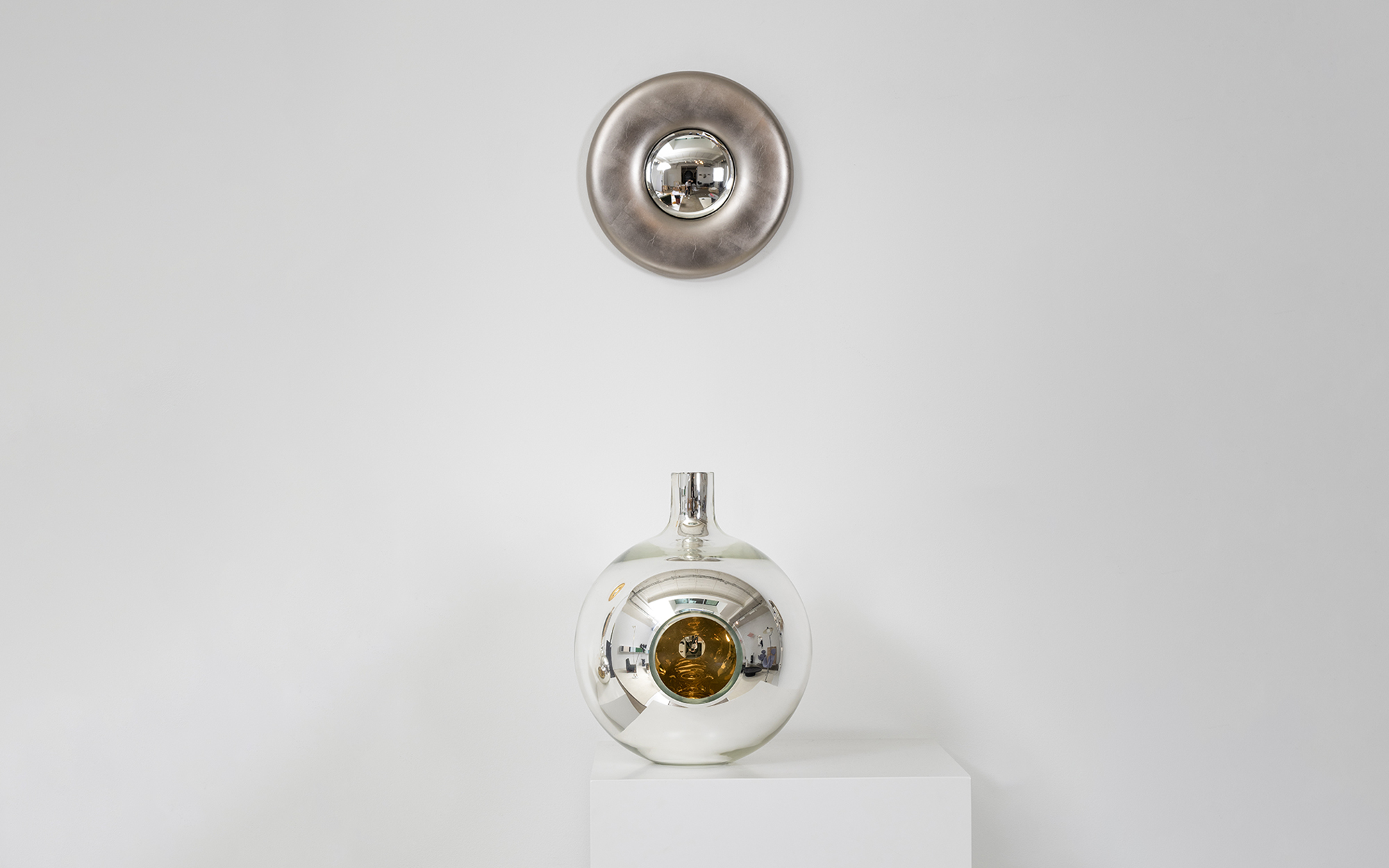 Convex Mirror Vase Single - Front - Lucas Ratton x kamel mennour x Galerie kreo x Jacques Lacoste in Saint-Tropez.