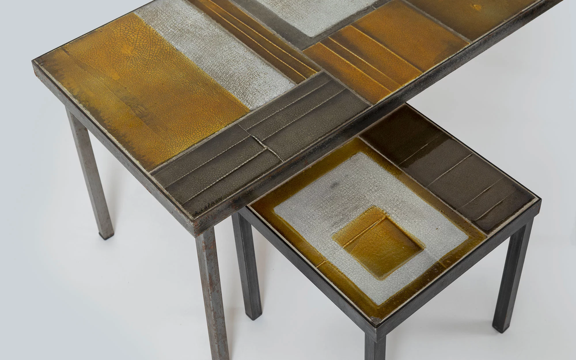 Geometrical, Set of 1 coffee table & 3 side tables - Roger Capron - Coffee table - Galerie kreo