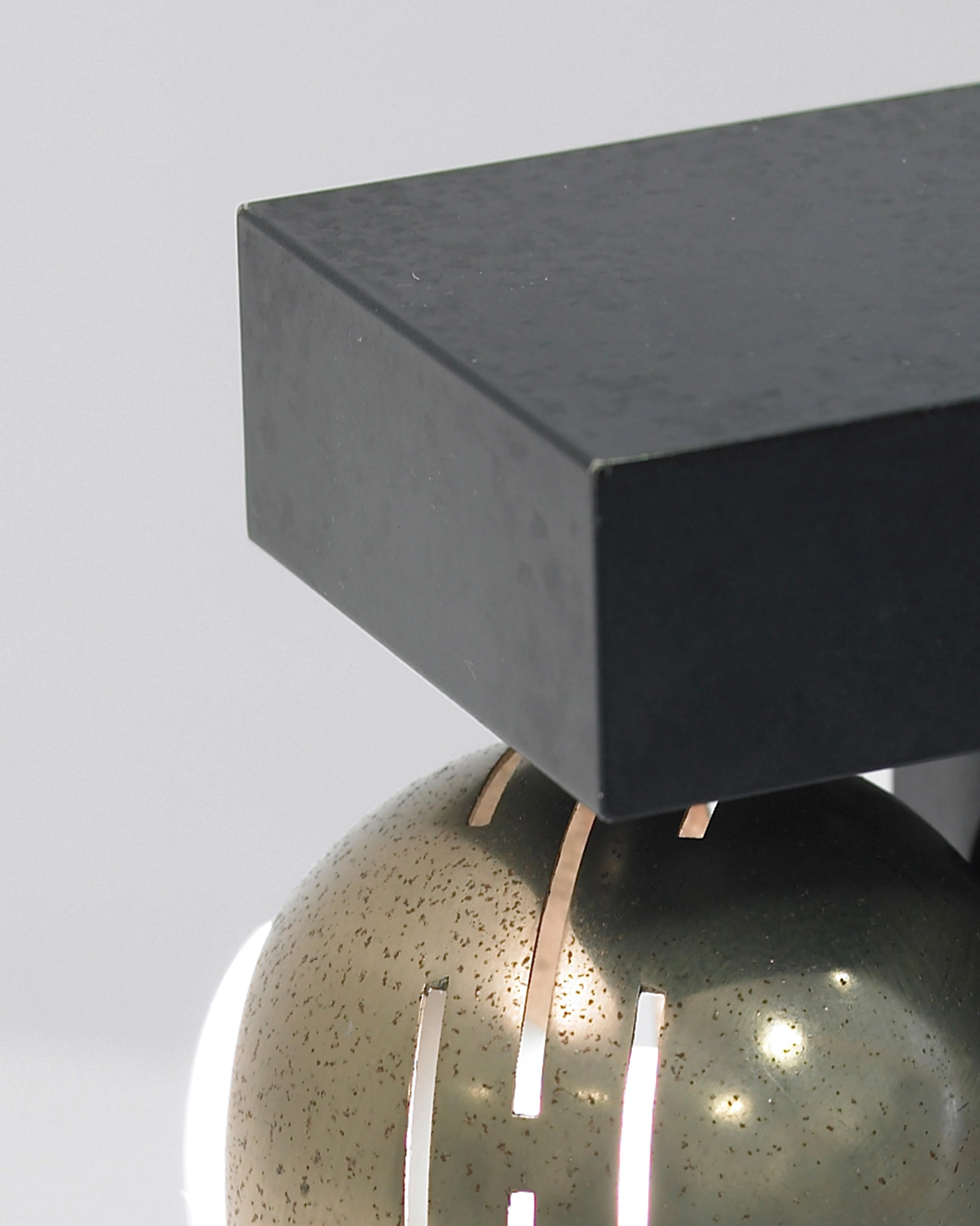 Contrast - Angelo Lelii - Table light - Galerie kreo