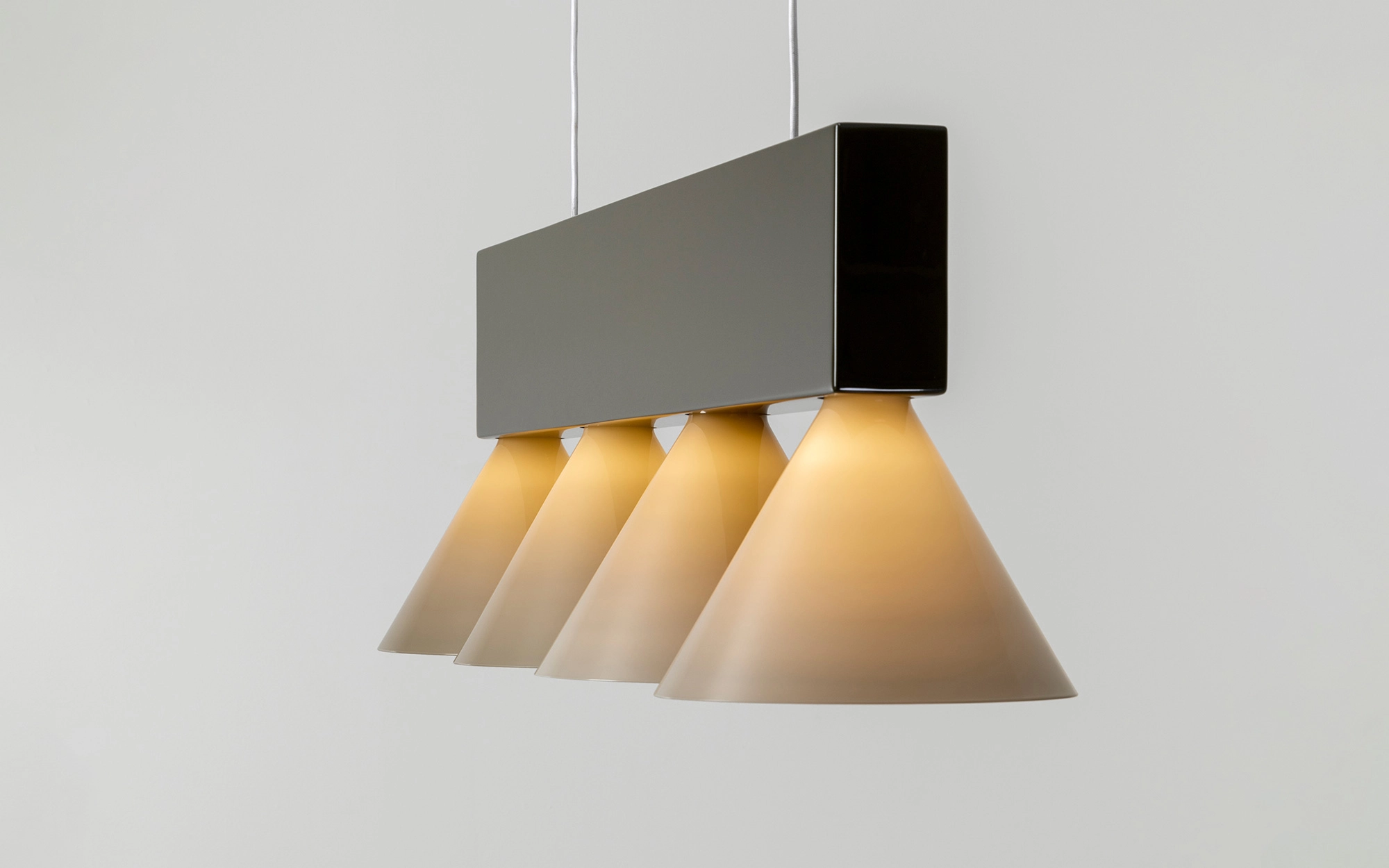 Signal C4 MONOCHROMATIC - Edward and Jay Barber and Osgerby - Pendant light - Galerie kreo