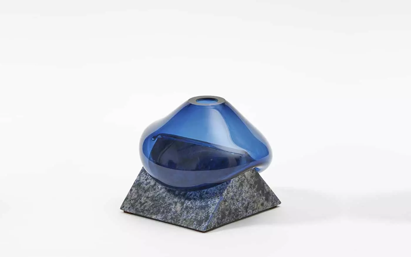 Indefinite Vases - Model Small Pyramid - Erik Olovsson - Vase - Galerie kreo