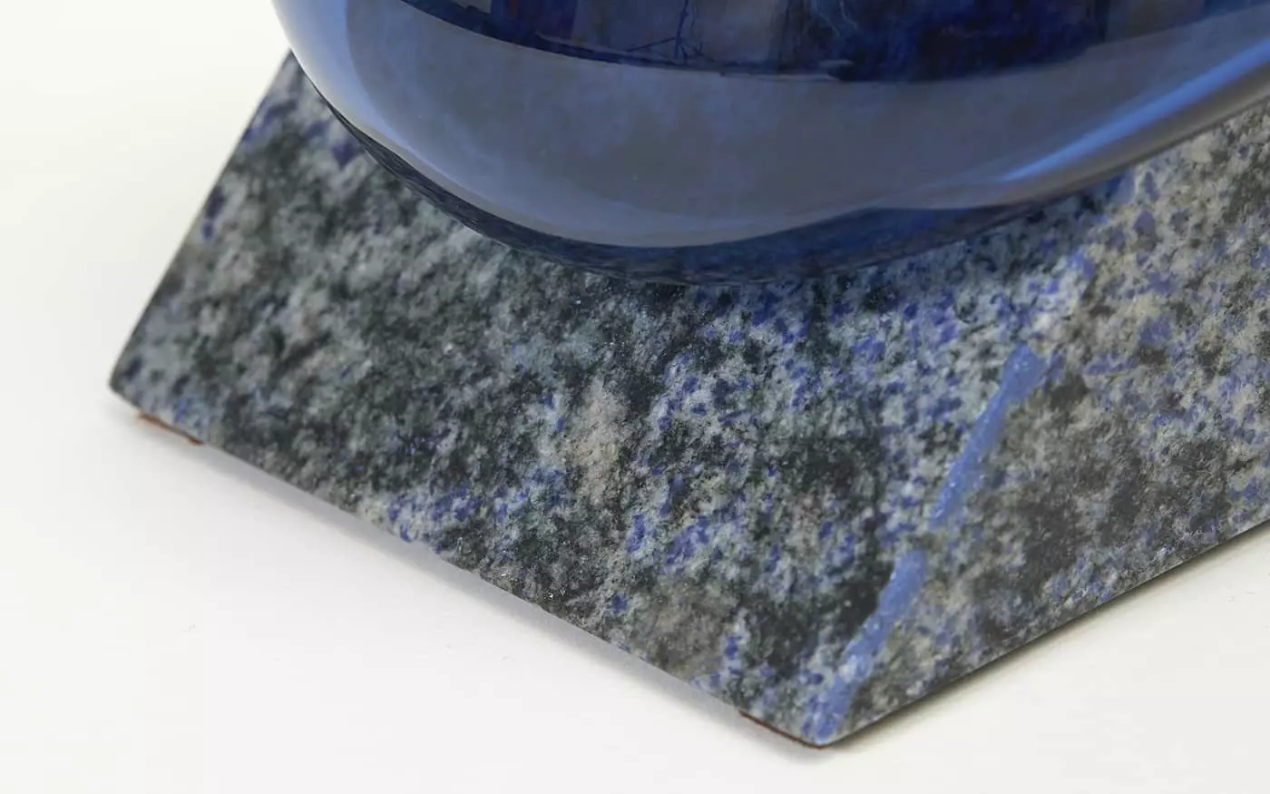 Indefinite Vases - Model Small Pyramid - Erik Olovsson - Vase - Galerie kreo
