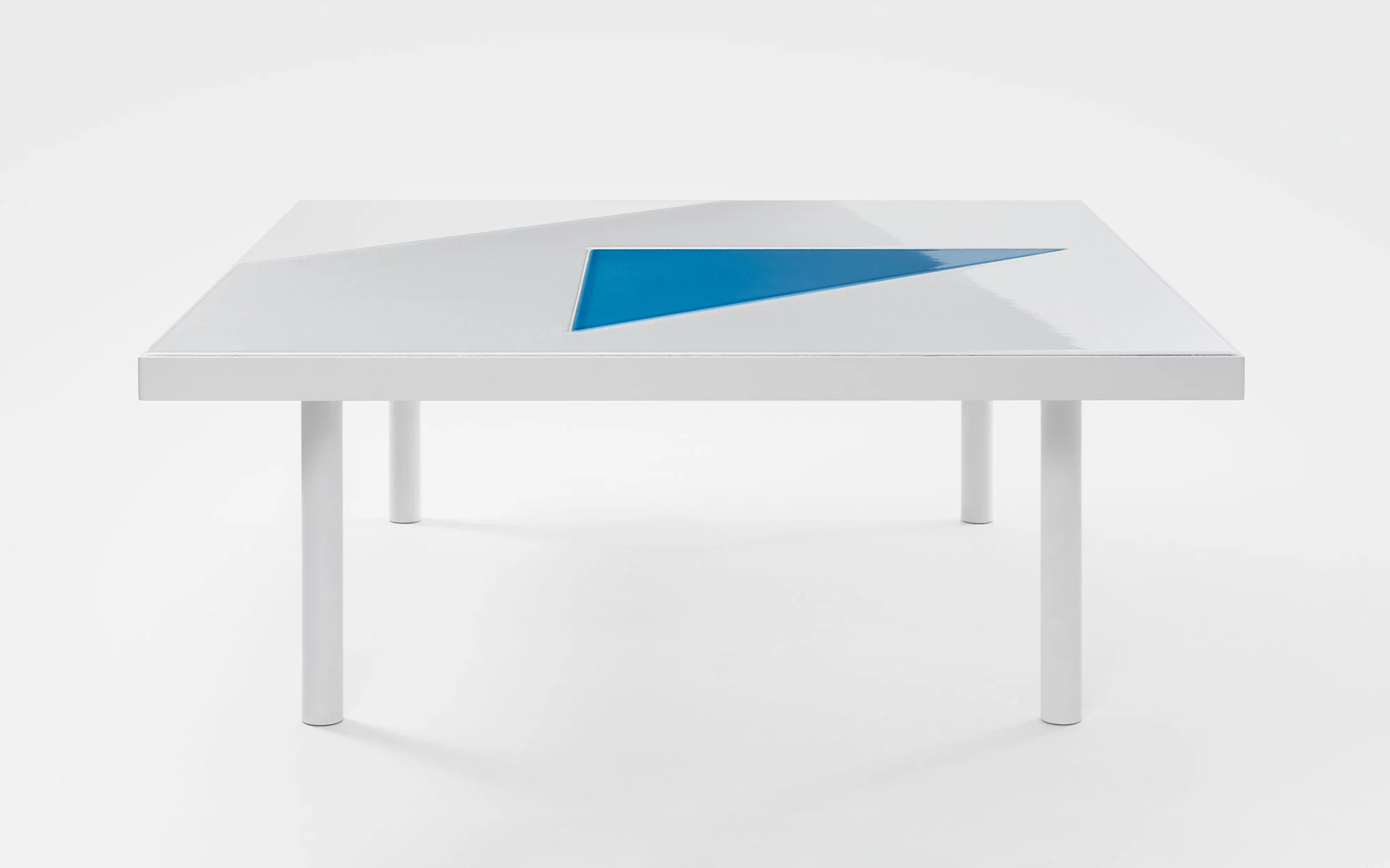 Translation Triangolo Coffee Table - Pierre Charpin - Lucas Ratton x kamel mennour x Galerie kreo in Saint-Tropez.