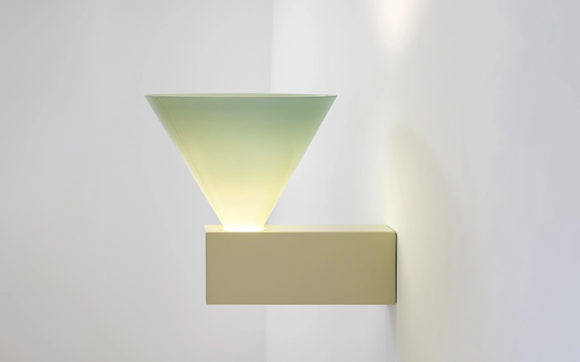 Signal W MONOCHROMATIC - Edward and Jay Barber and Osgerby - Wall light - Galerie kreo