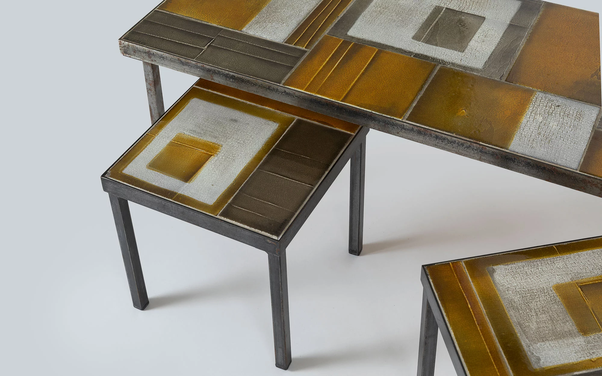 Geometrical, Set of 1 coffee table & 3 side tables - Roger Capron - Coffee table - Galerie kreo