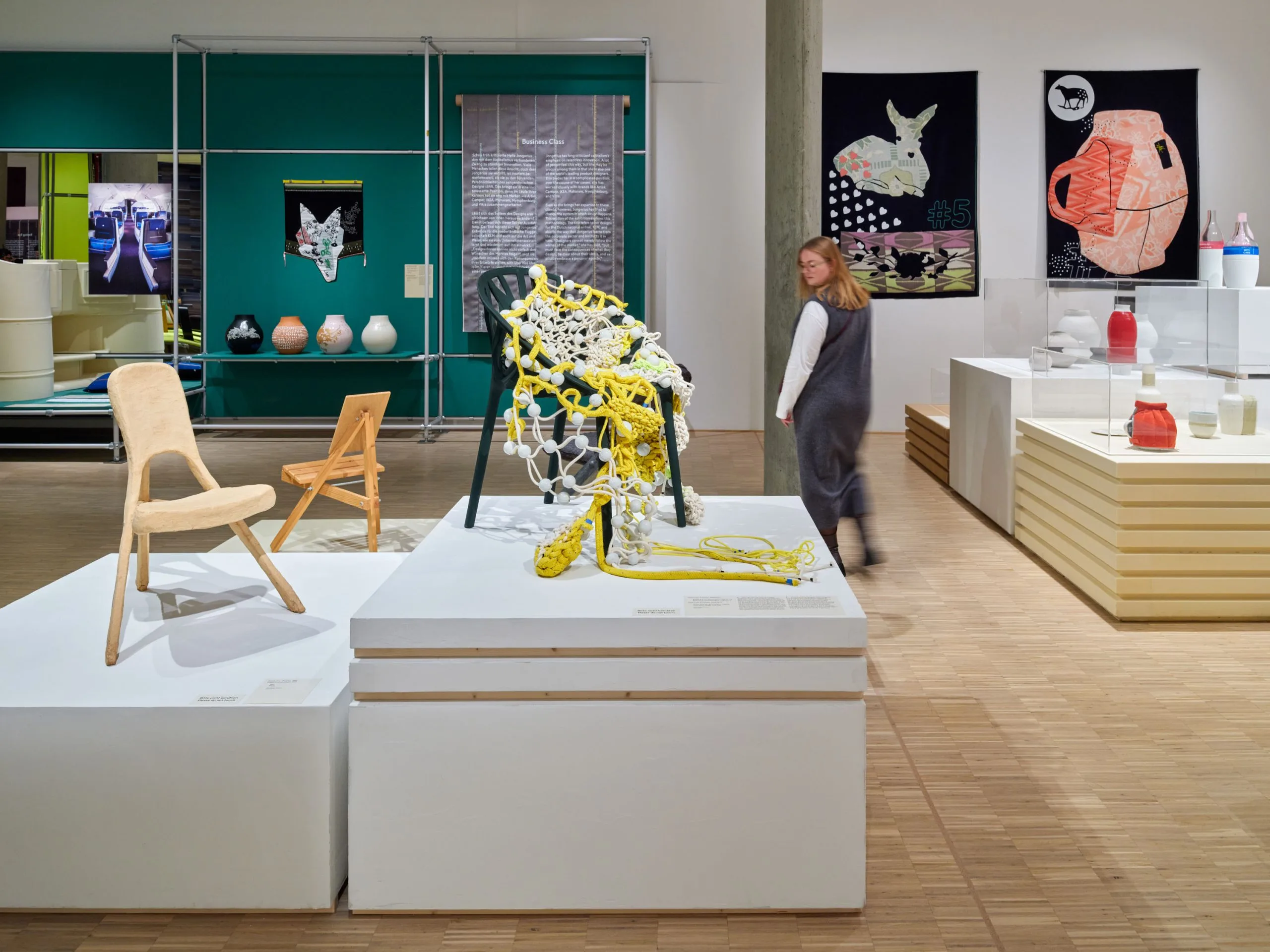 Ein großer Ausstellungsraum mit vielen bunten Objekten.;A big room with many colourful objects.