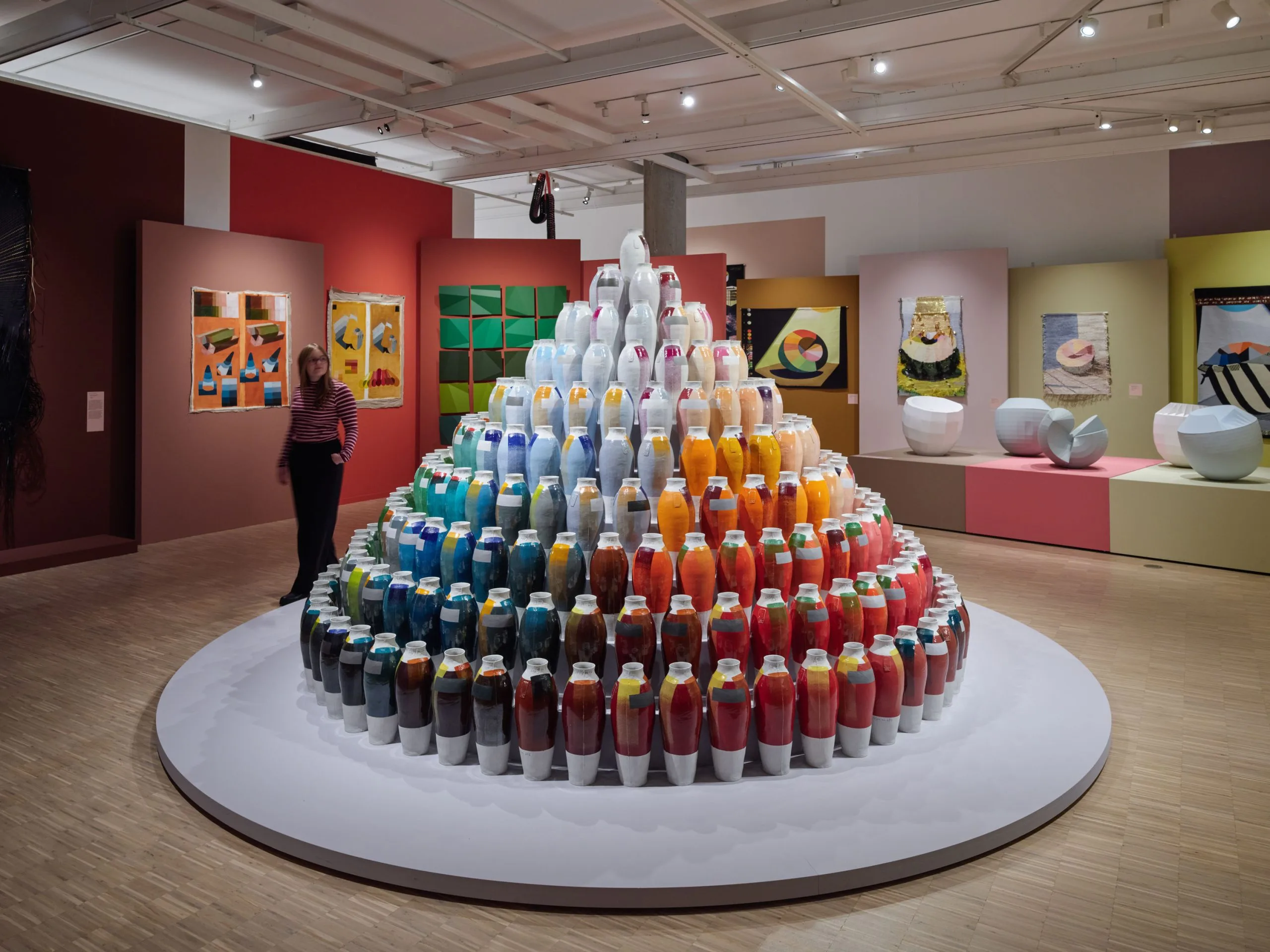 Ein großer Ausstellungsraum mit vielen bunten Objekten.;A room with colourful objects.
