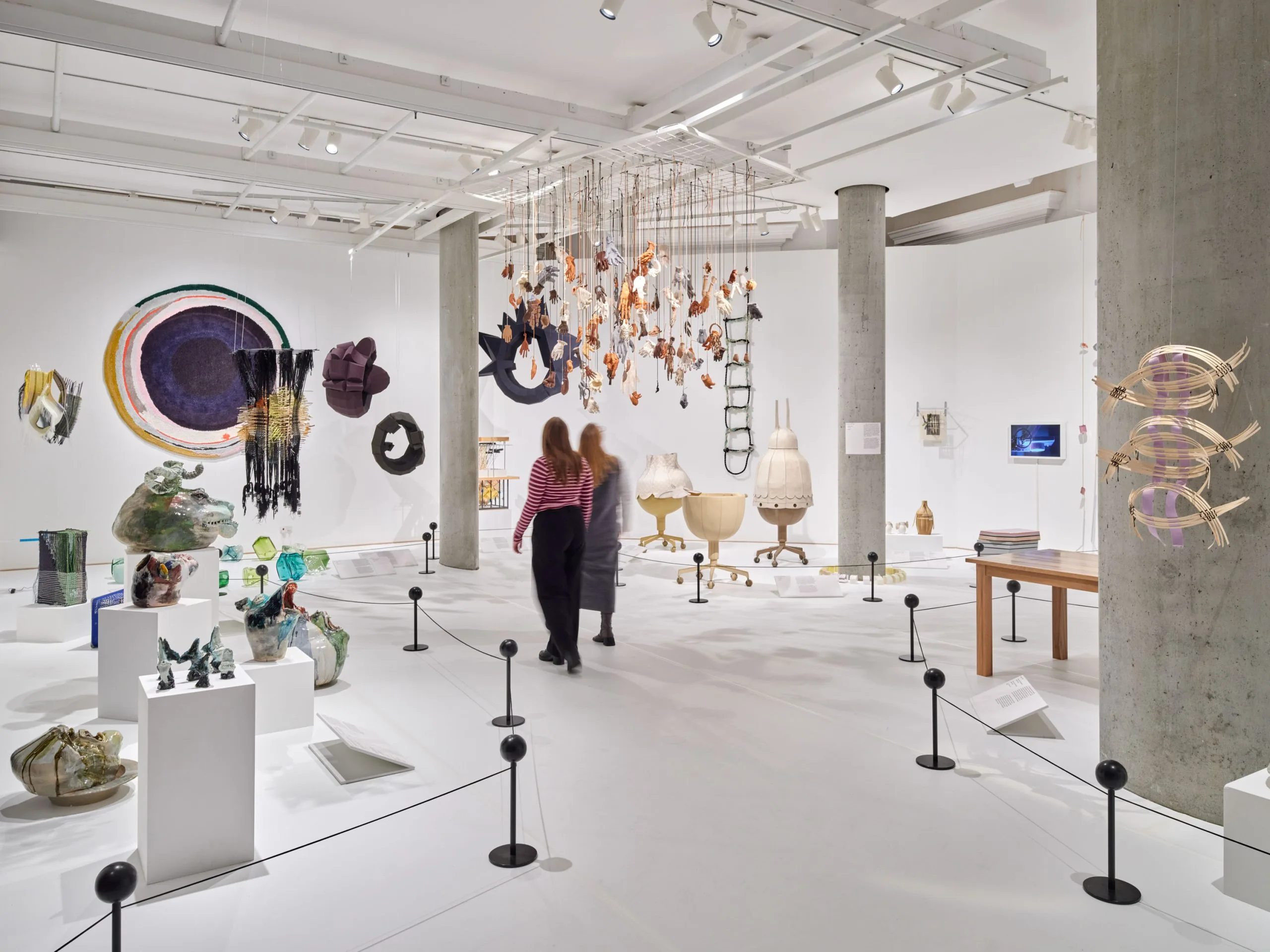 Ein großer Ausstellungsraum mit vielen bunten Objekten.;A room with many colourful objects.