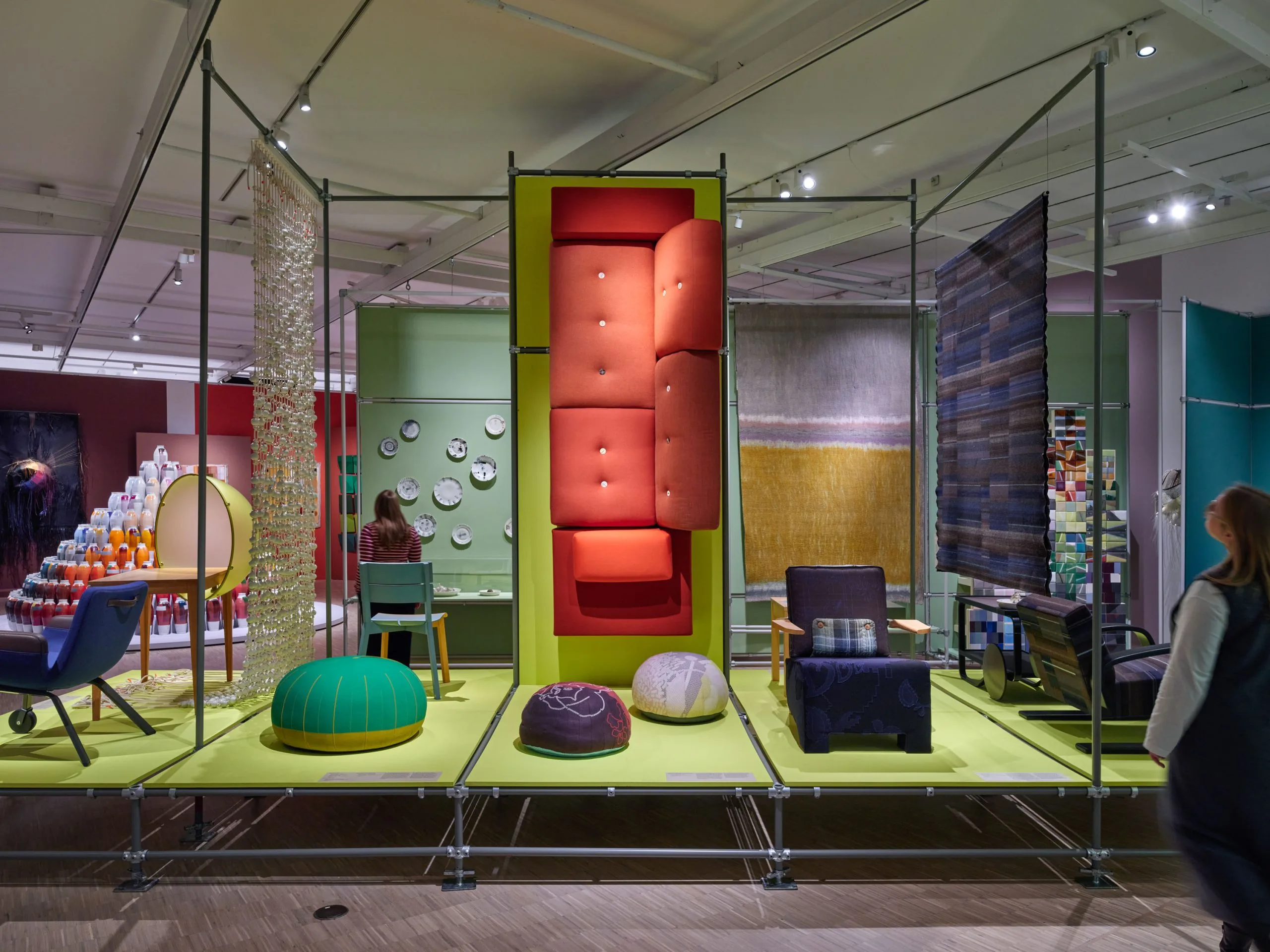 Ein großer Ausstellungsraum mit vielen bunten Objekten.;A big room with colourful art object.